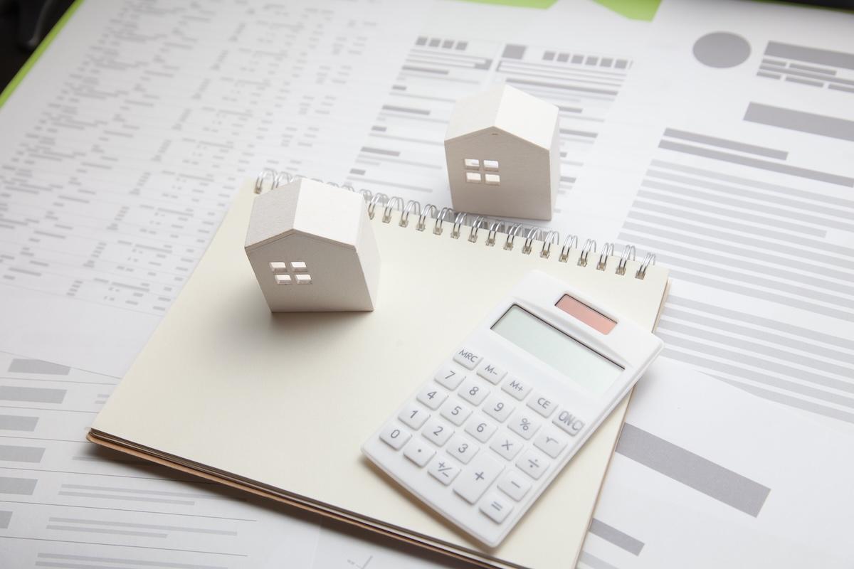 住宅と書類と計算機のイメージ