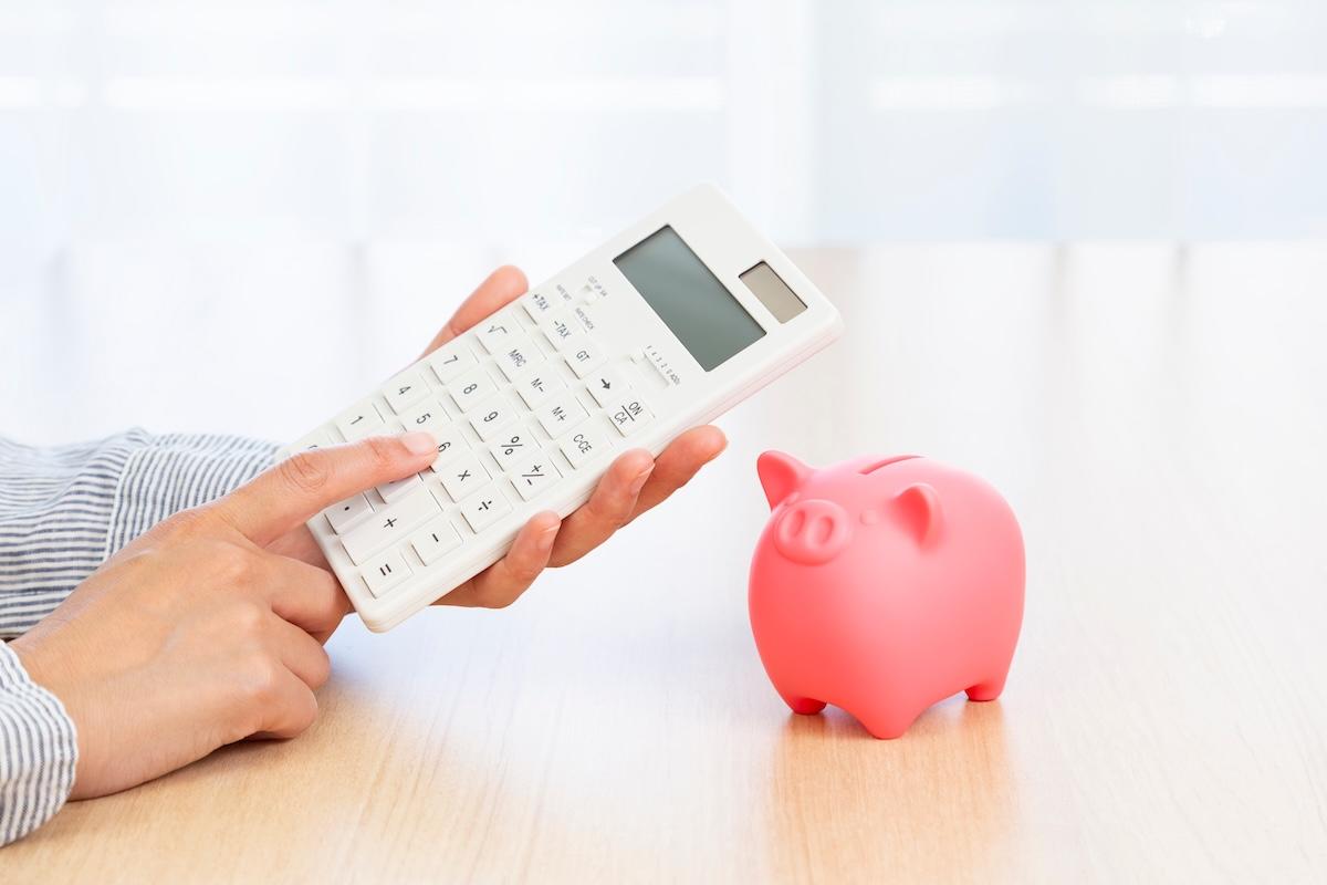 豚の貯金箱と電卓のイメージ
