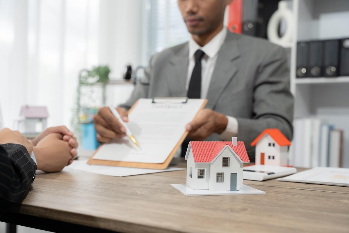 共済の説明をするスタッフ