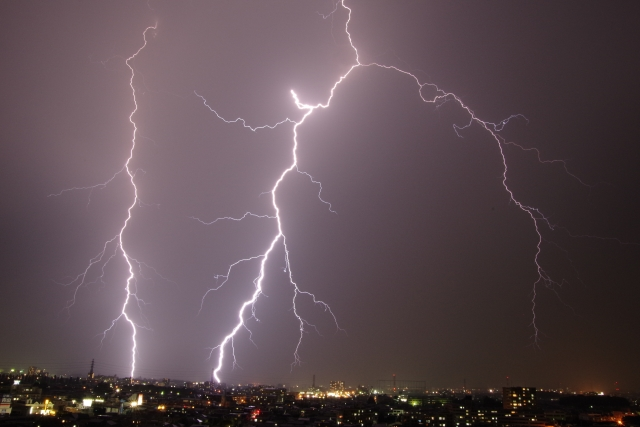 落雷の際に安全な場所とは？雷発生時の身の守り方を知っておこう！の画像